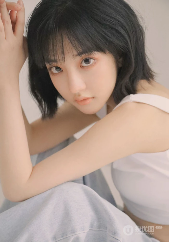 安静的都在世界角落，短发苗条少女紧身小背心牛仔裤居家清凉写真图片