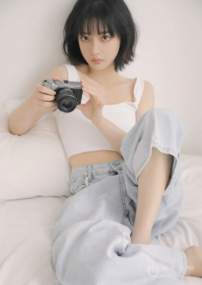 安静的都在世界角落，短发苗条少女紧身小背心牛仔裤居家清凉写真图片