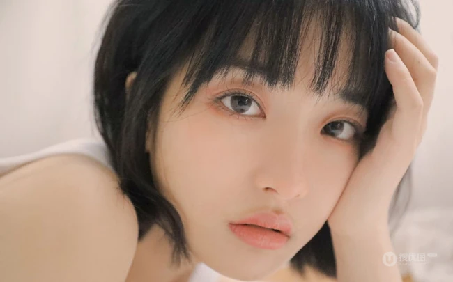 安静的都在世界角落，短发苗条少女紧身小背心牛仔裤居家清凉写真图片