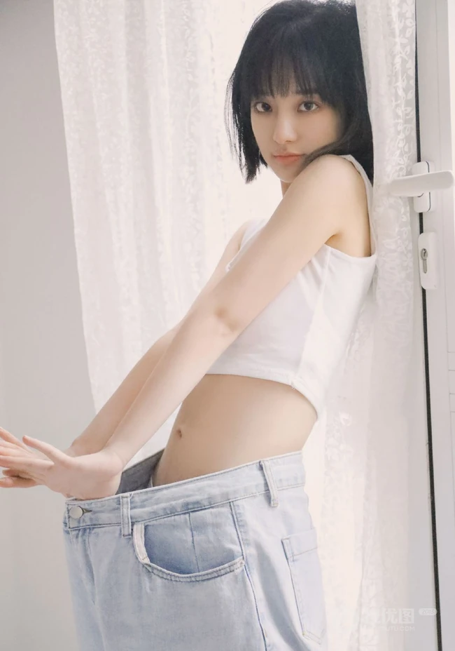 安静的都在世界角落，短发苗条少女紧身小背心牛仔裤居家清凉写真图片