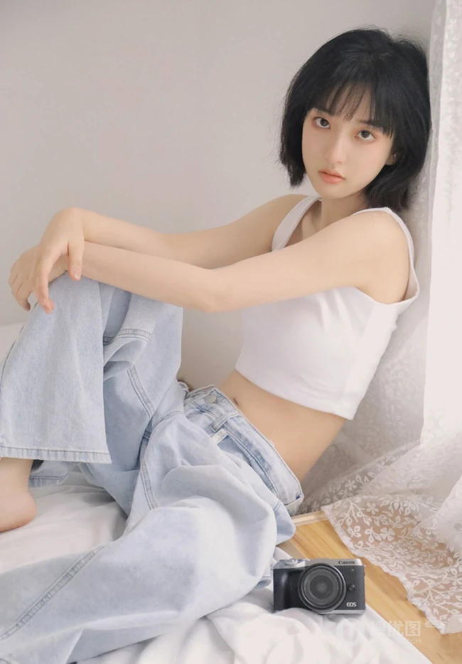 安静的都在世界角落，短发苗条少女紧身小背心牛仔裤居家清凉写真图片