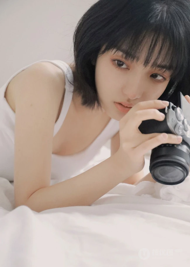 安静的都在世界角落，短发苗条少女紧身小背心牛仔裤居家清凉写真图片