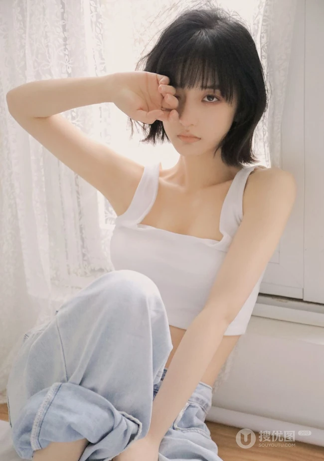 安静的都在世界角落，短发苗条少女紧身小背心牛仔裤居家清凉写真图片
