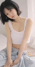安静的都在世界角落，短发苗条少女紧身小背心牛仔裤居家清凉写真图片