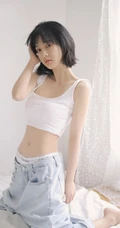 安静的都在世界角落，短发苗条少女紧身小背心牛仔裤居家清凉写真图片