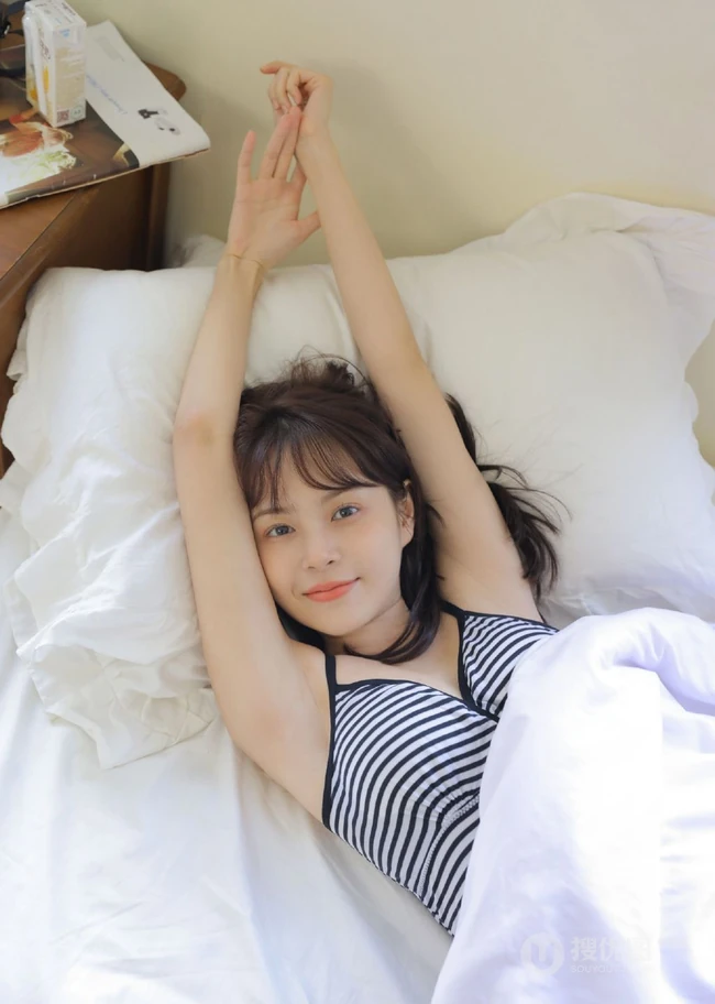 简简单单，清清爽爽，气质可人花季少女多套清爽穿搭室内动人写真套图