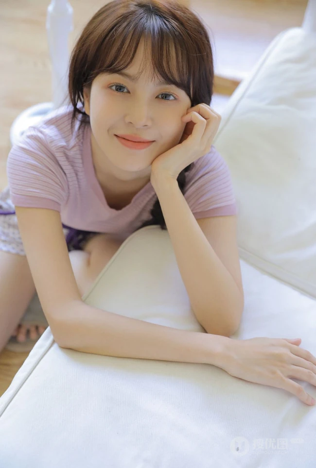 简简单单，清清爽爽，气质可人花季少女多套清爽穿搭室内动人写真套图