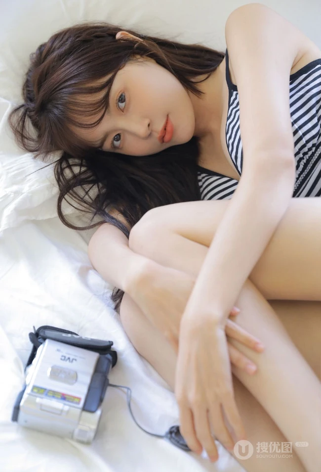 简简单单，清清爽爽，气质可人花季少女多套清爽穿搭室内动人写真套图