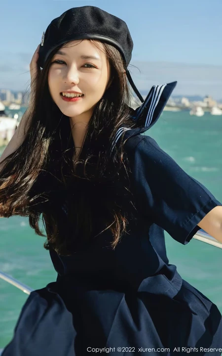 看那游艇上的海军服短裙女生尹甜甜清爽甜美激情浪漫海上写真套图