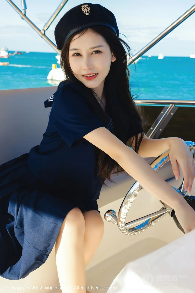 看那游艇上的海军服短裙女生尹甜甜清爽甜美激情浪漫海上写真套图