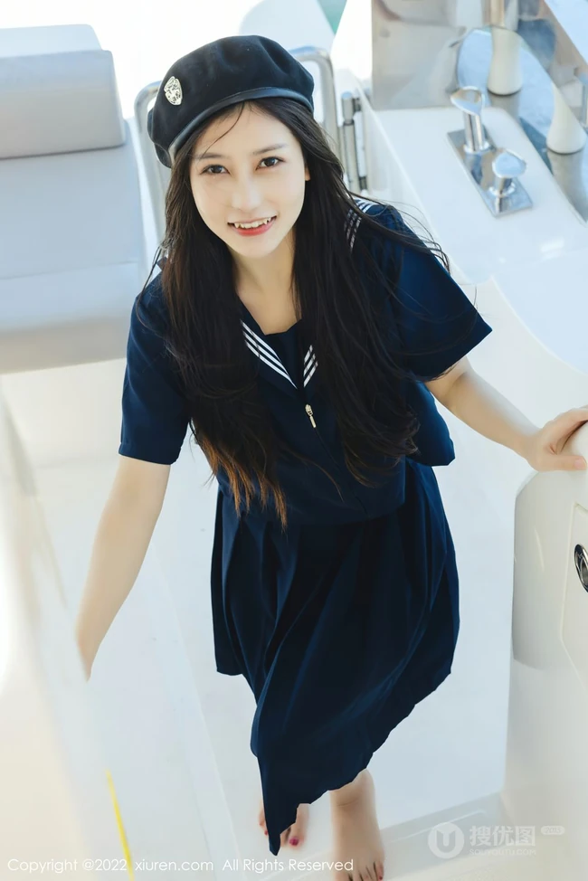 看那游艇上的海军服短裙女生尹甜甜清爽甜美激情浪漫海上写真套图