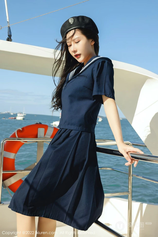 看那游艇上的海军服短裙女生尹甜甜清爽甜美激情浪漫海上写真套图