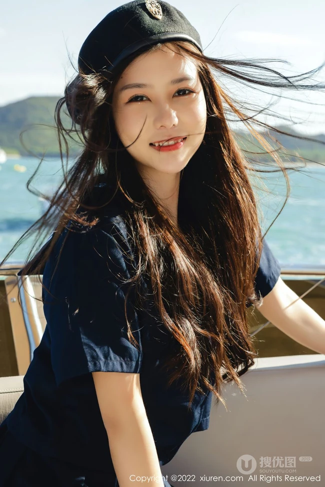 看那游艇上的海军服短裙女生尹甜甜清爽甜美激情浪漫海上写真套图