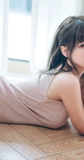 匀称女孩的夏日室内，淡淡的清新肩带，独特的魅力加小气质，干净气质有滋味！