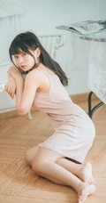 匀称女孩的夏日室内，淡淡的清新肩带，独特的魅力加小气质，干净气质有滋味！