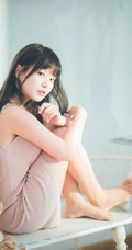 匀称女孩的夏日室内，淡淡的清新肩带，独特的魅力加小气质，干净气质有滋味！