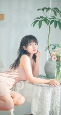 匀称女孩的夏日室内，淡淡的清新肩带，独特的魅力加小气质，干净气质有滋味！