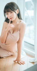 匀称女孩的夏日室内，淡淡的清新肩带，独特的魅力加小气质，干净气质有滋味！