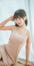 匀称女孩的夏日室内，淡淡的清新肩带，独特的魅力加小气质，干净气质有滋味！