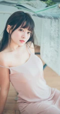 匀称女孩的夏日室内，淡淡的清新肩带，独特的魅力加小气质，干净气质有滋味！