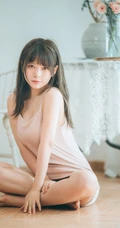 匀称女孩的夏日室内，淡淡的清新肩带，独特的魅力加小气质，干净气质有滋味！