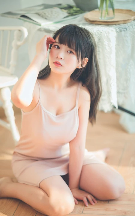 匀称女孩的夏日室内，淡淡的清新肩带，独特的魅力加小气质，干净气质有滋味！