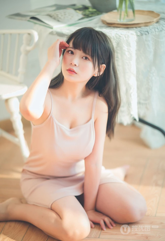 匀称女孩的夏日室内，淡淡的清新肩带，独特的魅力加小气质，干净气质有滋味！