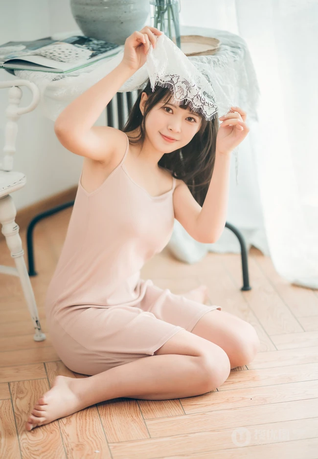 匀称女孩的夏日室内，淡淡的清新肩带，独特的魅力加小气质，干净气质有滋味！