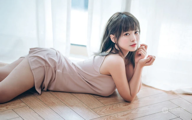 匀称女孩的夏日室内，淡淡的清新肩带，独特的魅力加小气质，干净气质有滋味！