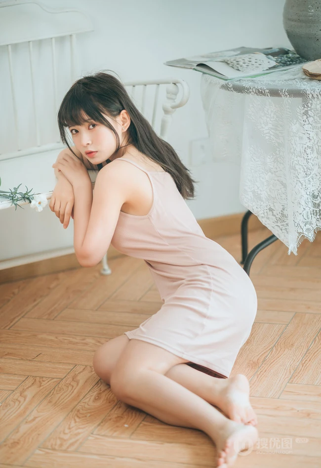 匀称女孩的夏日室内，淡淡的清新肩带，独特的魅力加小气质，干净气质有滋味！