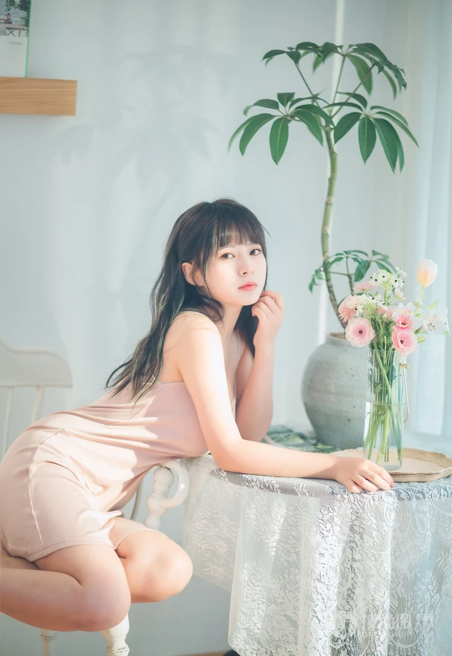 匀称女孩的夏日室内，淡淡的清新肩带，独特的魅力加小气质，干净气质有滋味！