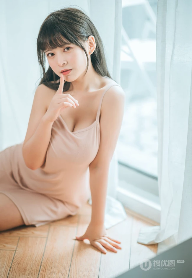 匀称女孩的夏日室内，淡淡的清新肩带，独特的魅力加小气质，干净气质有滋味！