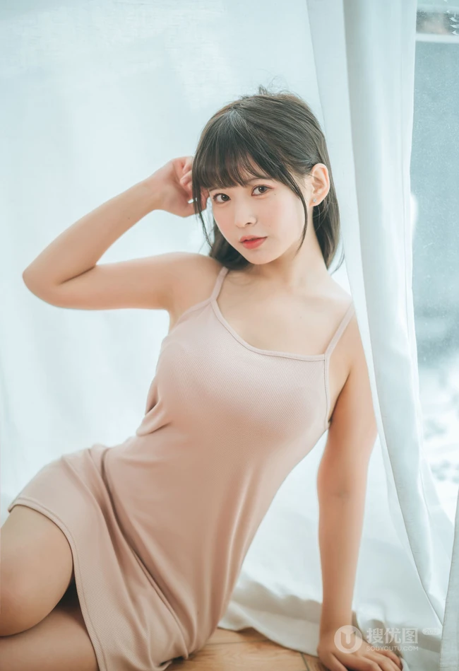 匀称女孩的夏日室内，淡淡的清新肩带，独特的魅力加小气质，干净气质有滋味！