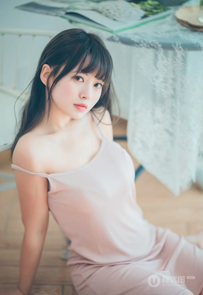 匀称女孩的夏日室内，淡淡的清新肩带，独特的魅力加小气质，干净气质有滋味！