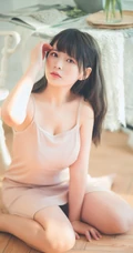 匀称女孩的夏日室内，淡淡的清新肩带，独特的魅力加小气质，干净气质有滋味！