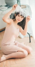 匀称女孩的夏日室内，淡淡的清新肩带，独特的魅力加小气质，干净气质有滋味！