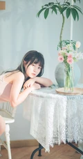 匀称女孩的夏日室内，淡淡的清新肩带，独特的魅力加小气质，干净气质有滋味！
