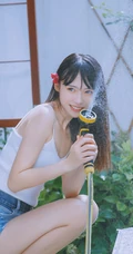 后花园玩水的甜少女，yyds的清凉肩带背心加牛仔短裤很夏日！