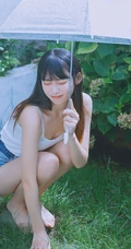 后花园玩水的甜少女，yyds的清凉肩带背心加牛仔短裤很夏日！