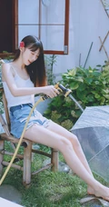后花园玩水的甜少女，yyds的清凉肩带背心加牛仔短裤很夏日！