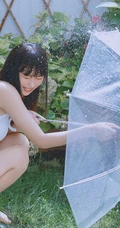 后花园玩水的甜少女，yyds的清凉肩带背心加牛仔短裤很夏日！
