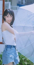后花园玩水的甜少女，yyds的清凉肩带背心加牛仔短裤很夏日！