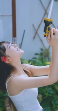 后花园玩水的甜少女，yyds的清凉肩带背心加牛仔短裤很夏日！