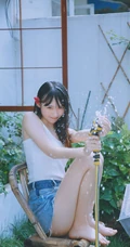后花园玩水的甜少女，yyds的清凉肩带背心加牛仔短裤很夏日！