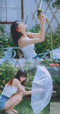 后花园玩水的甜少女，yyds的清凉肩带背心加牛仔短裤很夏日！