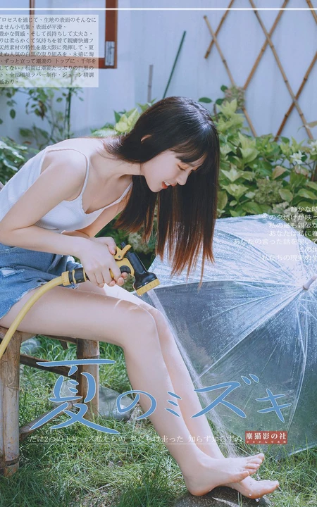后花园玩水的甜少女，yyds的清凉肩带背心加牛仔短裤很夏日！