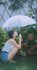 后花园玩水的甜少女，yyds的清凉肩带背心加牛仔短裤很夏日！