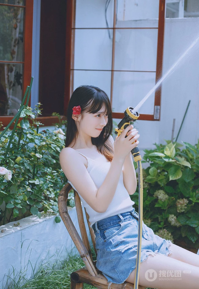后花园玩水的甜少女，yyds的清凉肩带背心加牛仔短裤很夏日！