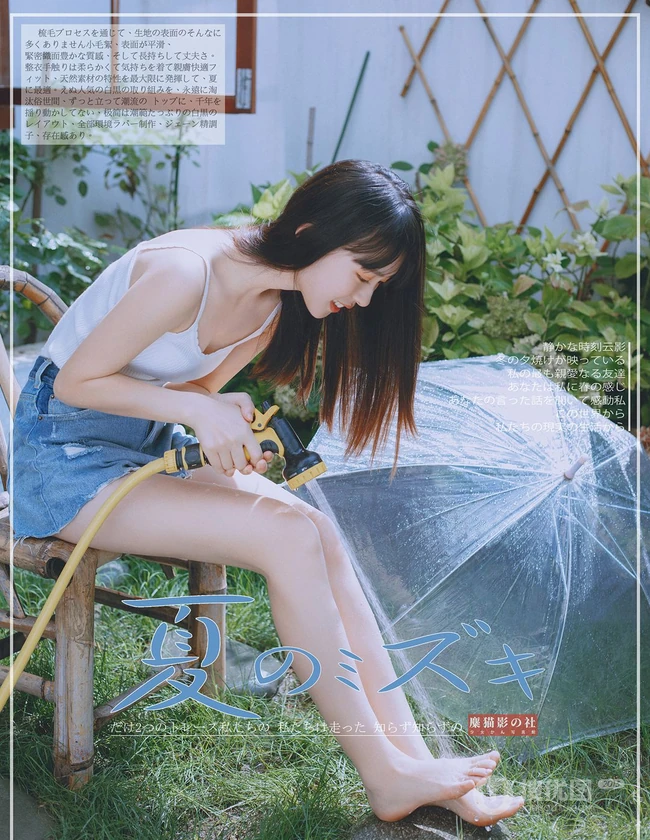 后花园玩水的甜少女，yyds的清凉肩带背心加牛仔短裤很夏日！
