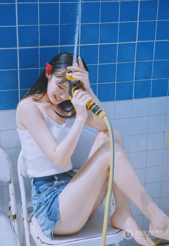 后花园玩水的甜少女，yyds的清凉肩带背心加牛仔短裤很夏日！